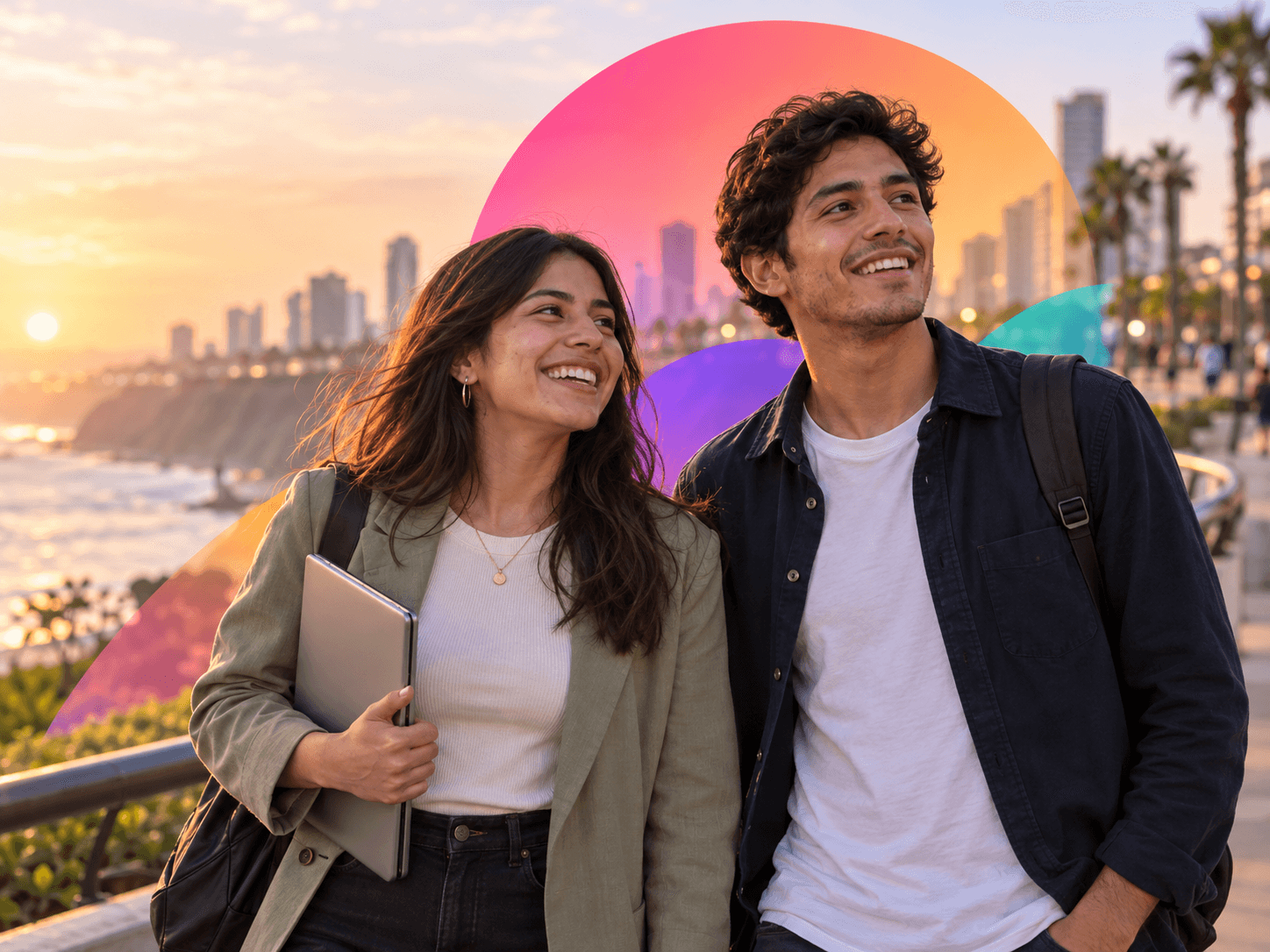 Dos jóvenes profesionales peruanos sonriendo en el malecón de Lima al atardecer
